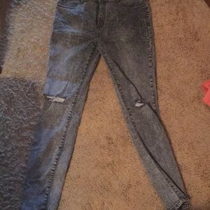 Skinny jeans, ripped jeans